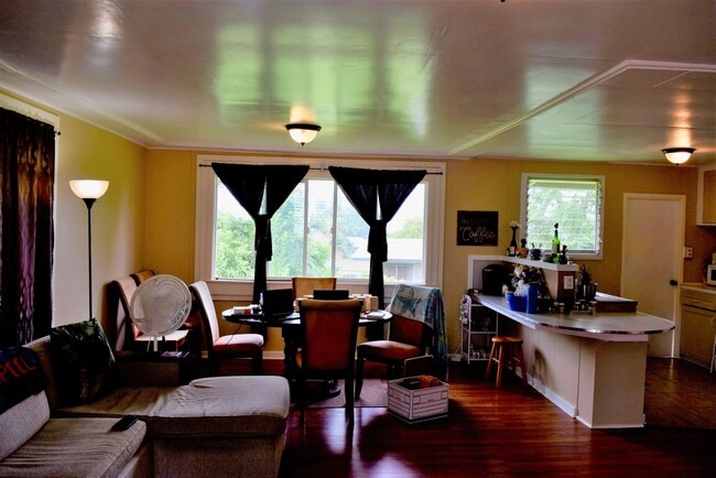 Building Photo - 71 Aipuni St