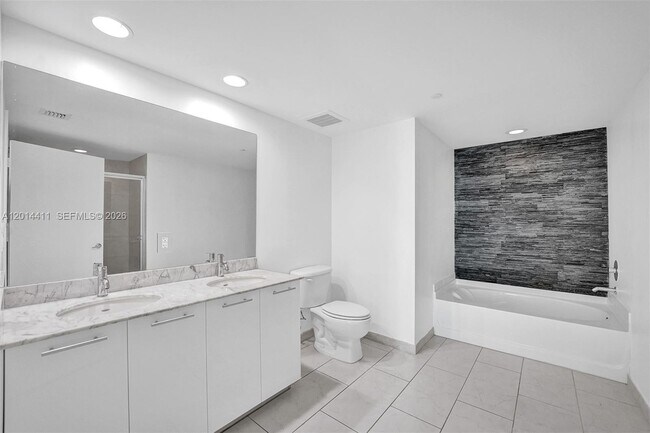 Building Photo - 950 Brickell Bay Dr