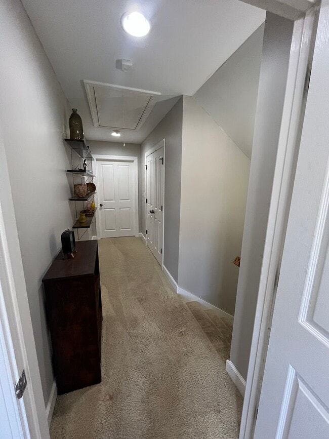 Building Photo - Beautiful 5 Bed 3 Bath Home! Fall 2026!