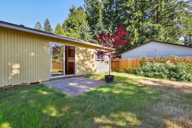 Building Photo - Move in ready now! West side cutie! 2 bed,...