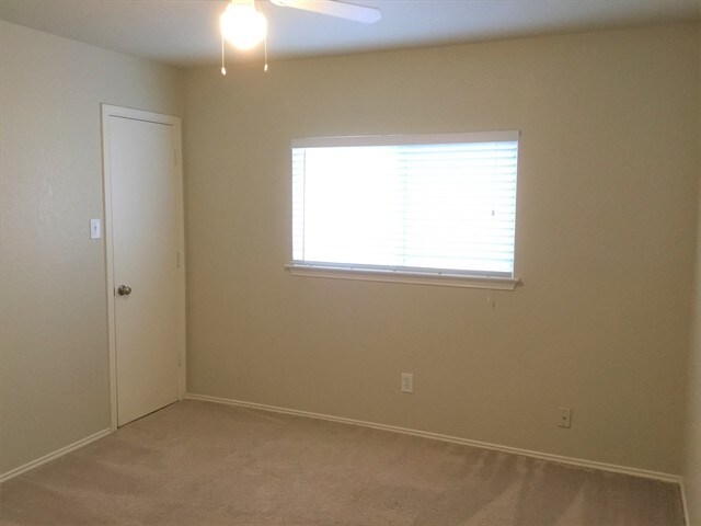 Building Photo - 10423 Manor Crk