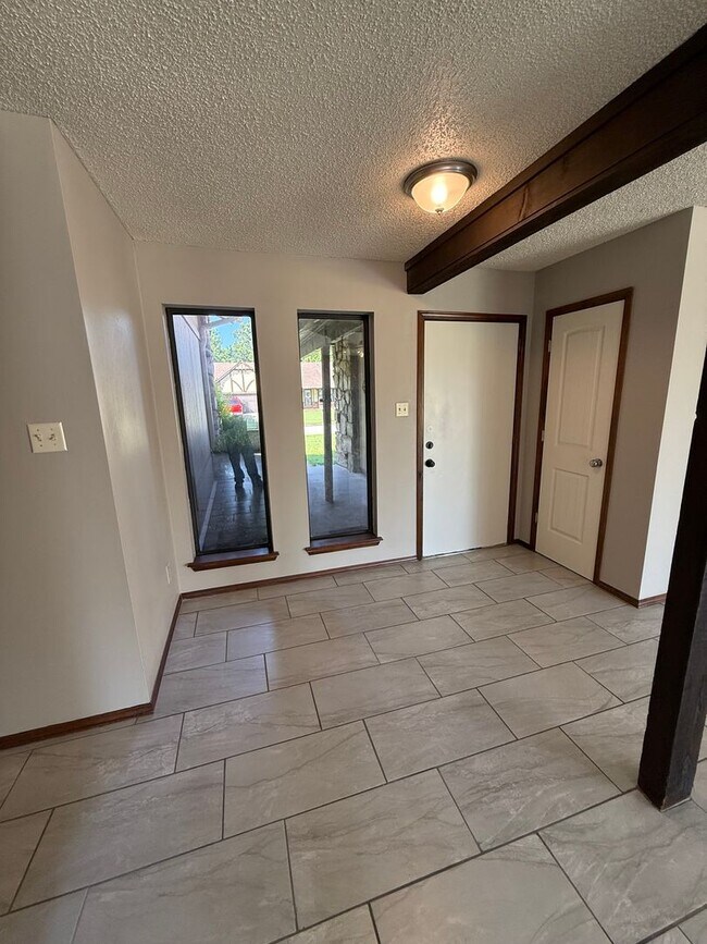 Building Photo - 3 Bed 2 Bath Duplex with 2 Car Garage.  Gas Heat & Hot Water.  Yard Care Included.