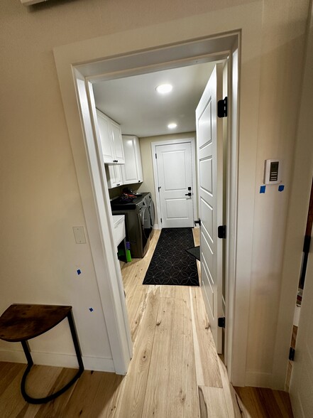 Garage entry, laundry room - 1525 W Pinto Dr