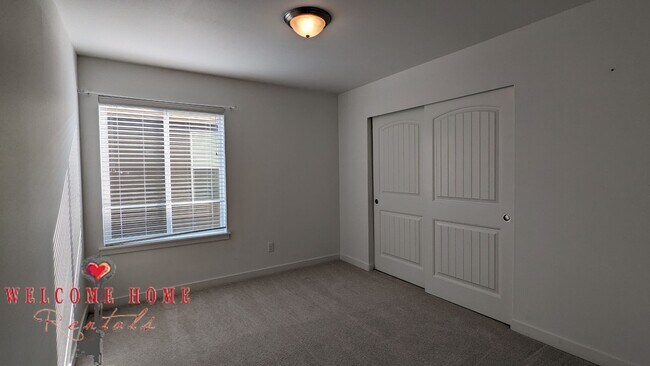 Building Photo - Beautiful open floorplan with FOUR large bedrooms and a cute office!!  AIR CONDITIONING!!!  NEW C...