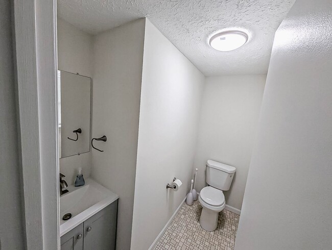 Building Photo - Charming and 3 Bed 2.5 Bath Home In Serene...