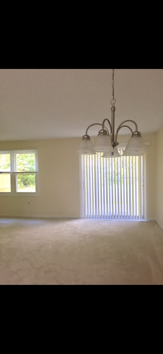 Building Photo - 136 Riviera Dr