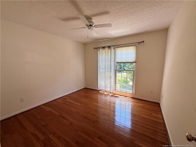 Building Photo - 995 Greenbriar Dr