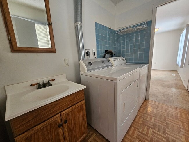 Building Photo - NW 3 Bedroom 1 bath, Large Fenced Yard, 1 Stall Garage