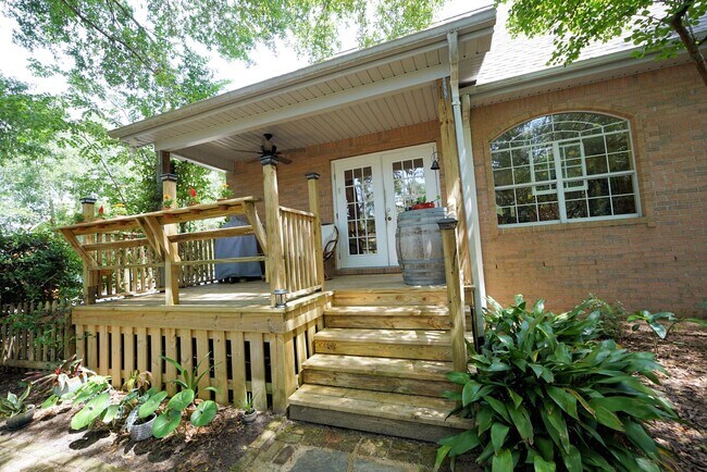 Building Photo - Charming Home in Poquito Bayou – A Nature ...