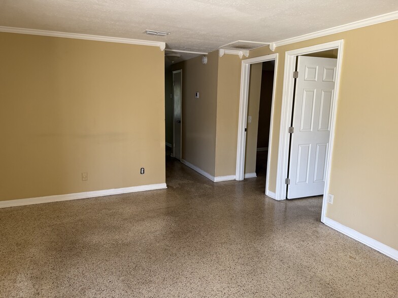 Building Photo - 6067 Longchamp Dr