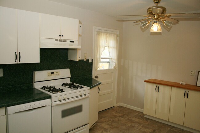 Building Photo - 576 Manor Rd