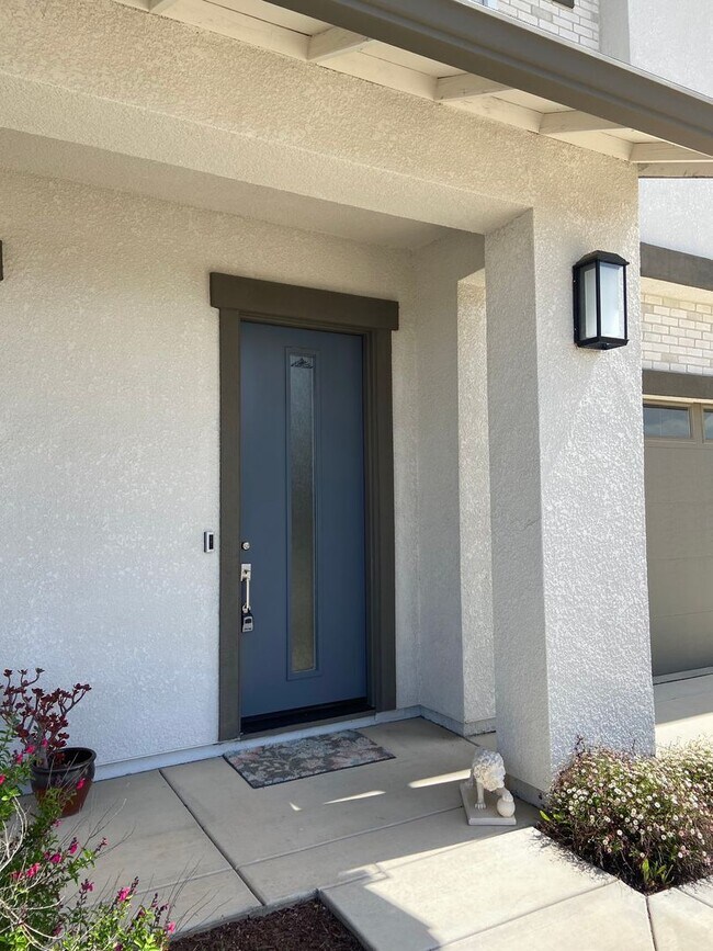 Building Photo - Cool Pool! 5Bdrm, 4.5 bath in gated community El Dorado Hills