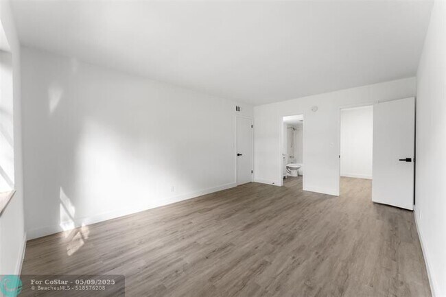 Building Photo - 3105 Oakland Shores Dr