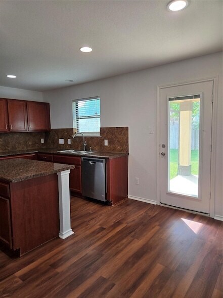 Building Photo - 1124 Hyde Park Dr