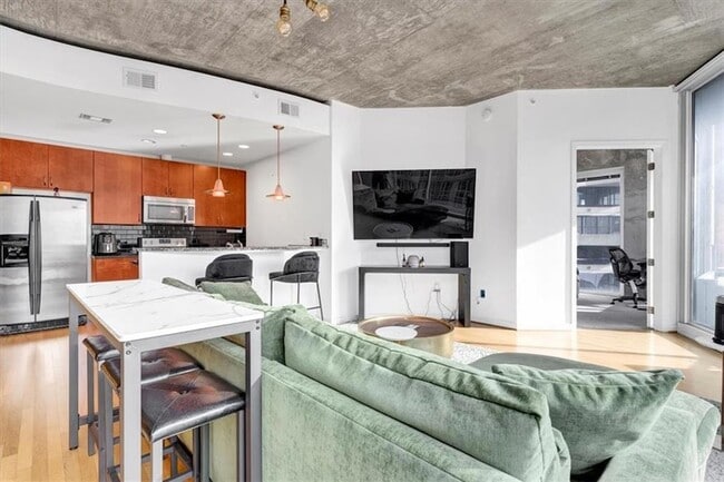 Building Photo - 400 W Peachtree St NW