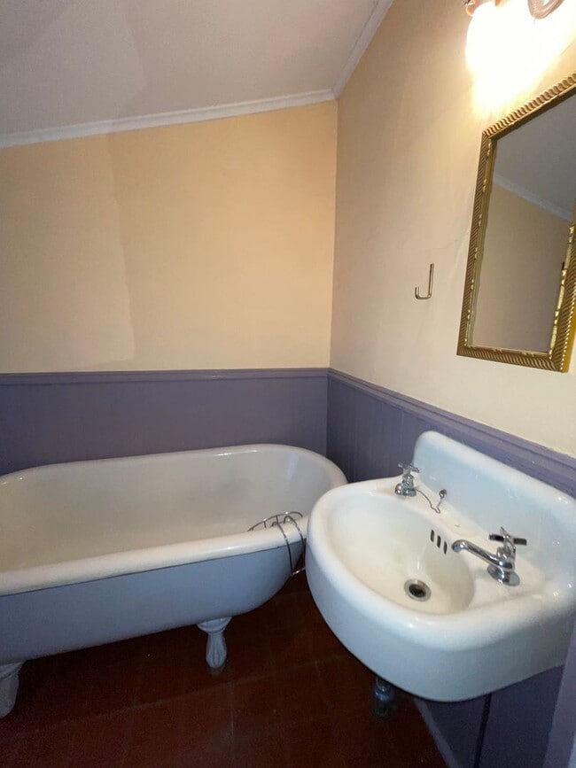 Building Photo - Charming 5-Bedroom 3.5 bath Home for Rent ...
