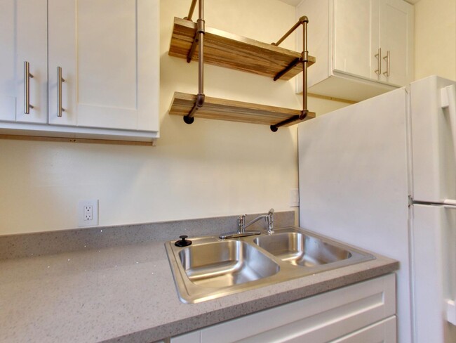 Building Photo - One Bedroom Apartment in Hayward Available...