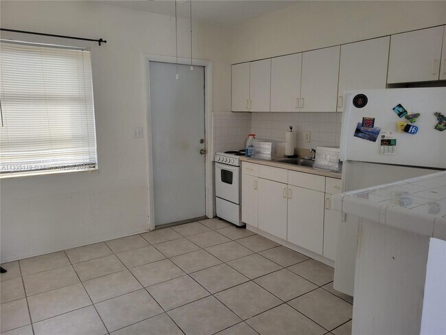 Building Photo - 914 N 16th Ct