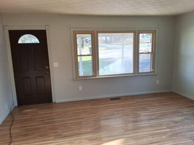 Building Photo - Comfy 2 Bedroom, 1 Bath House located in R...