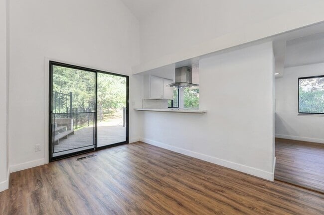 Building Photo - 23986 Oakmont Way