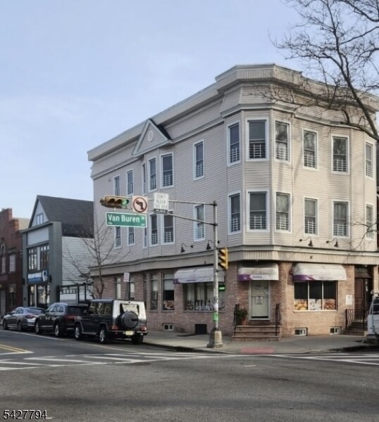 Building Photo - 198 Van Buren St