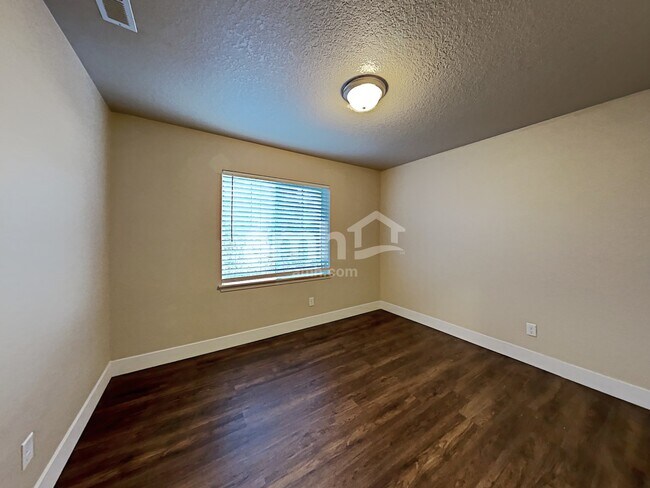 Building Photo - 809 NE 115th Cir