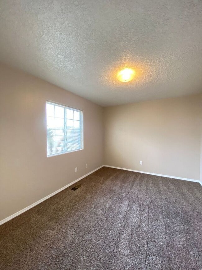 Building Photo - LOTS OF SPACE - LARGE 3 BR PLUS LOFT!