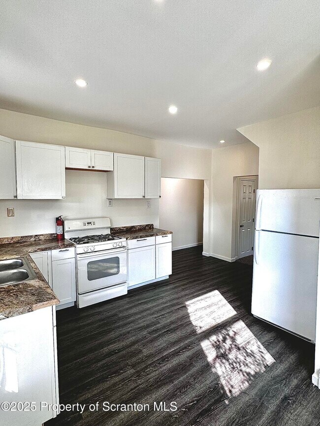 Building Photo - 266 Rutter Ave
