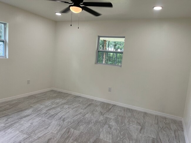 Building Photo - Newly Renovated 2 Bedroom Apartment in Lak...