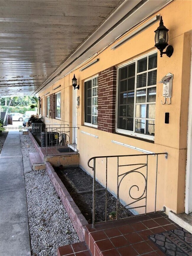 Primary Photo - 751 SW 10th St