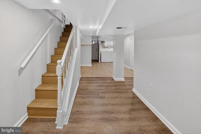 Building Photo - 1932 Summit Pl NE