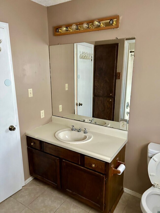 Building Photo - 613 E 16th St