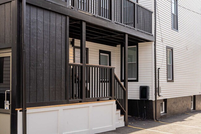 Building Photo - 42 White St Pl