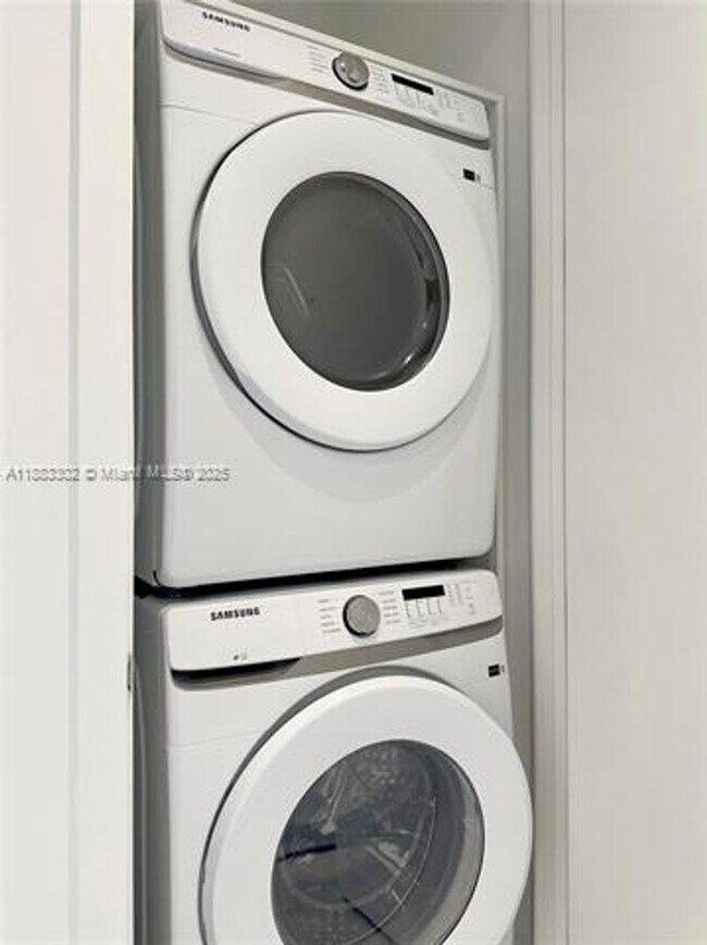 Building Photo - 2655 S Bayshore Dr