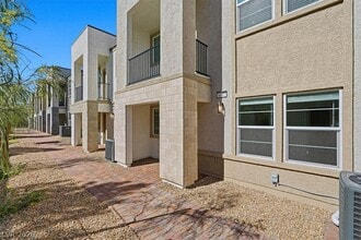 Building Photo - 8667 Luxuriant Ave