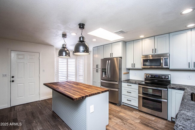 Building Photo - 1318 E Cobb Dr