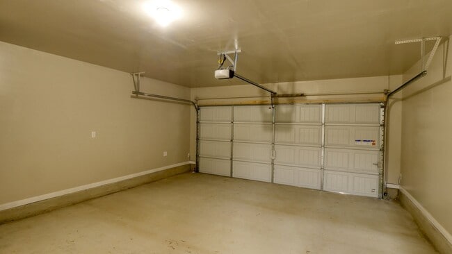 Building Photo - Spacious Single-Family Home Available Now!