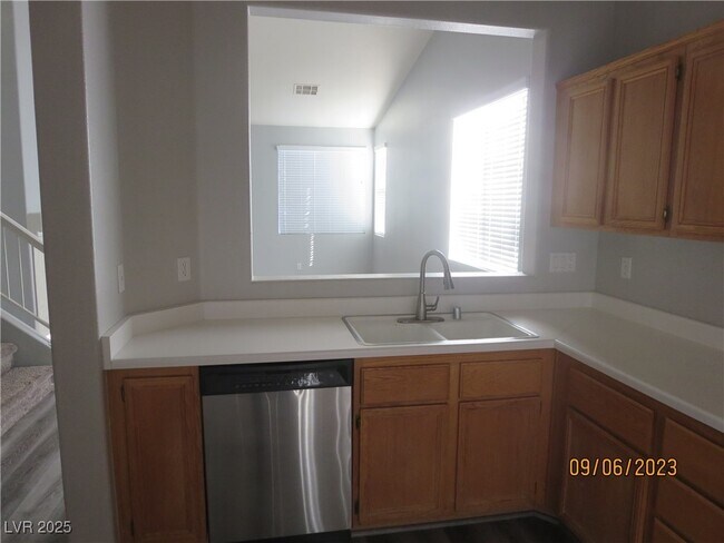 Building Photo - 989 Veranda View Ave