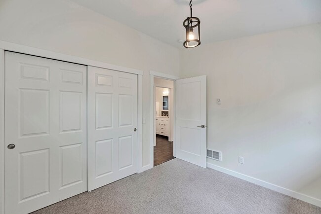 Building Photo - For Rent: Stunning 2BR/1BA Above-Garage Ap...