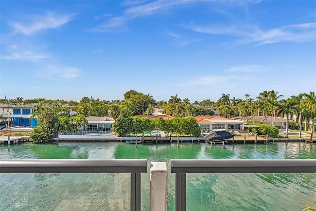 Building Photo - 9800 W Bay Harbor Dr