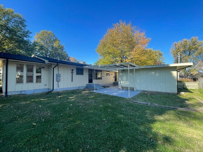 Building Photo - Beautiful 3 bedroom 2 bath home located in Southern Hills Subdivision