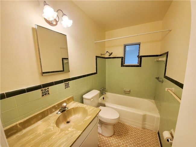 Building Photo - ANNUAL RENTAL 2/1 COTTAGE