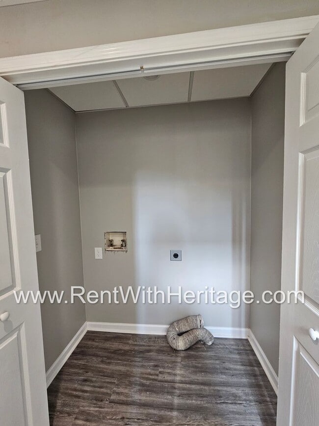 Building Photo - Gorgeous 5 bedroom/ 3 bath/ Upgrades Galor...