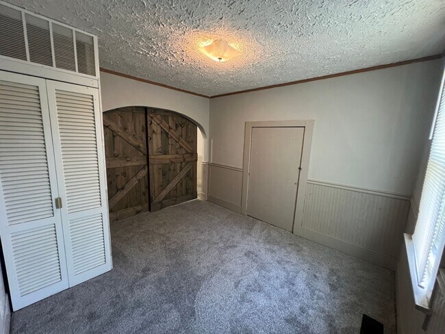 Building Photo - 2 bed 1 bath with garage and fenced in yard