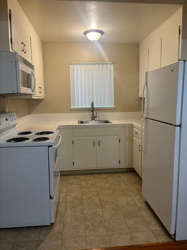 Building Photo - NICE QUAINT APARTMENT IN COLFAX!!