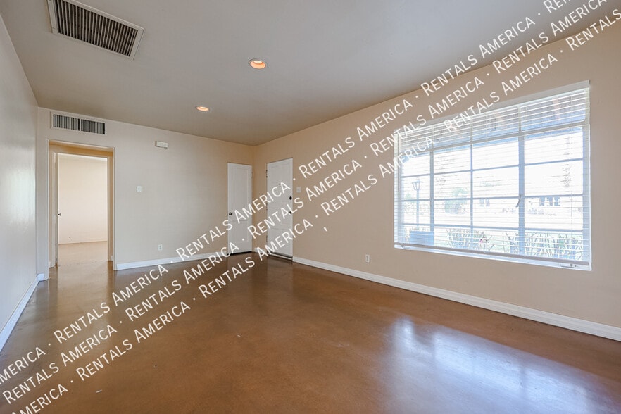 Building Photo - 2911 E Flower St