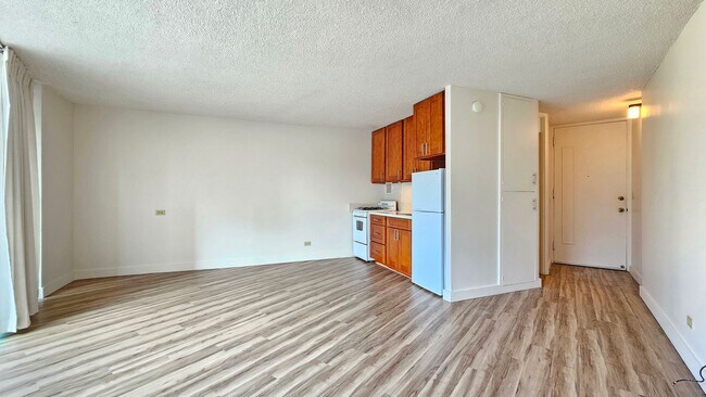 Building Photo - Holiday Village - renovated studio with on...