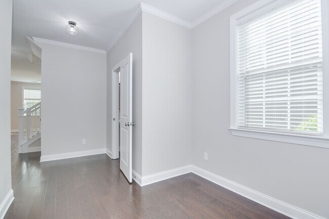 Building Photo - 983 Glenhaven Dr