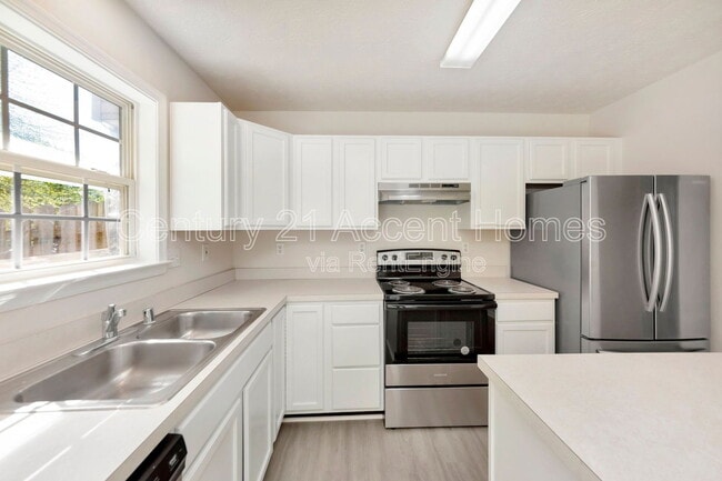 Building Photo - 9907 Warwick Pl