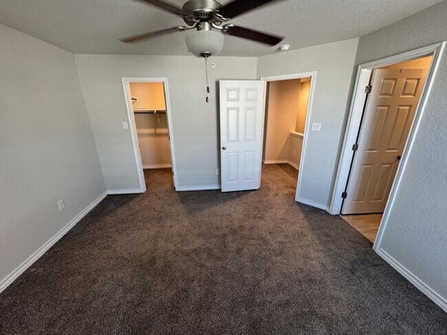 Building Photo - Elegant Townhome Ready for Move In - 3 BR 2.5 Bath - NE San Antonio (in Selma)